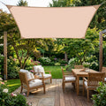 voile d'ombrage beige rectangulaire ombrela dans un jardin de maison moderne 