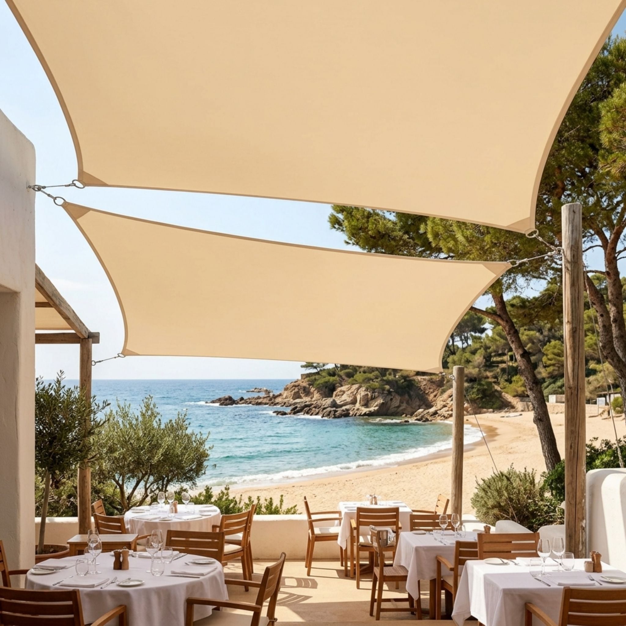 voile d'ombrage beige rectangulaire ombrela devant la plage au dessus d'un restaurant