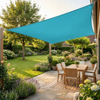 voile d'ombrage rectangulaire ombrela bleu lac au dessus d'une terrasse de jardin de maison