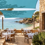 voile d'ombrage rectangulaire ombrela bleu lac au dessus d'une terrasse de restaurant sur la plage