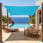 voile d'ombrage rectangulaire ombrela bleu lac au dessus d'une terrasse vue sur la piscine et la mer