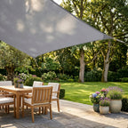 voile d'ombrage grise ombrela dans un jardin de maison