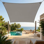 voile d'ombrage grise ombrela au dessus d'une terrasse de piscine avec vue sur la mer