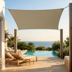 voile d'ombrage kaki rectangulaire ombrela au dessus d'une terrasse vue sur piscine et mer