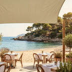 voile d'ombrage kaki rectangulaire ombrela au dessus d'une terrasse en bord de plage