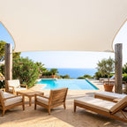 voile d'ombrage rectangulaire off white ombrela devant une piscine vue sur mer 