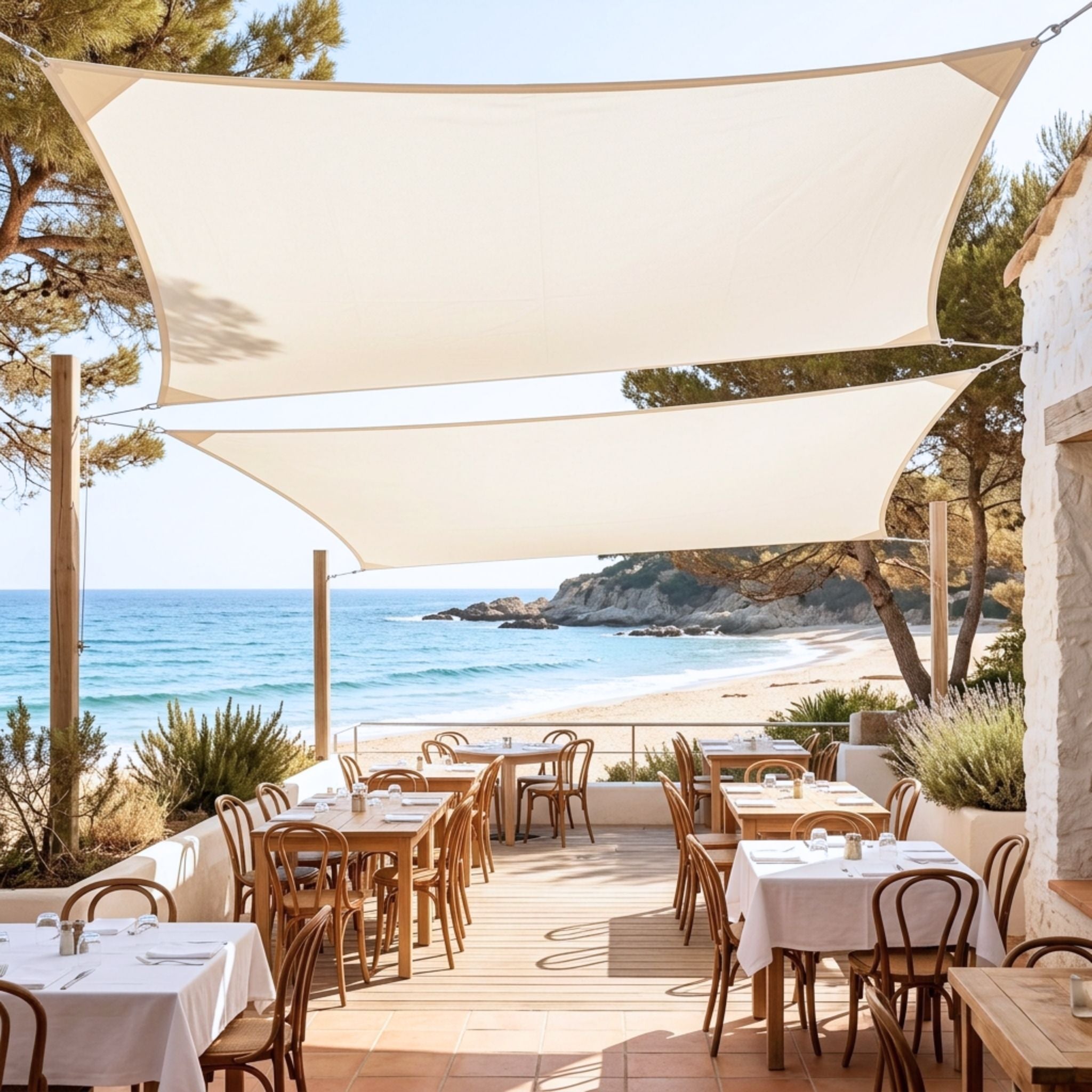 voile d'ombrage rectangulaire off white ombrela sur une terrasse de restaurant sur la plage