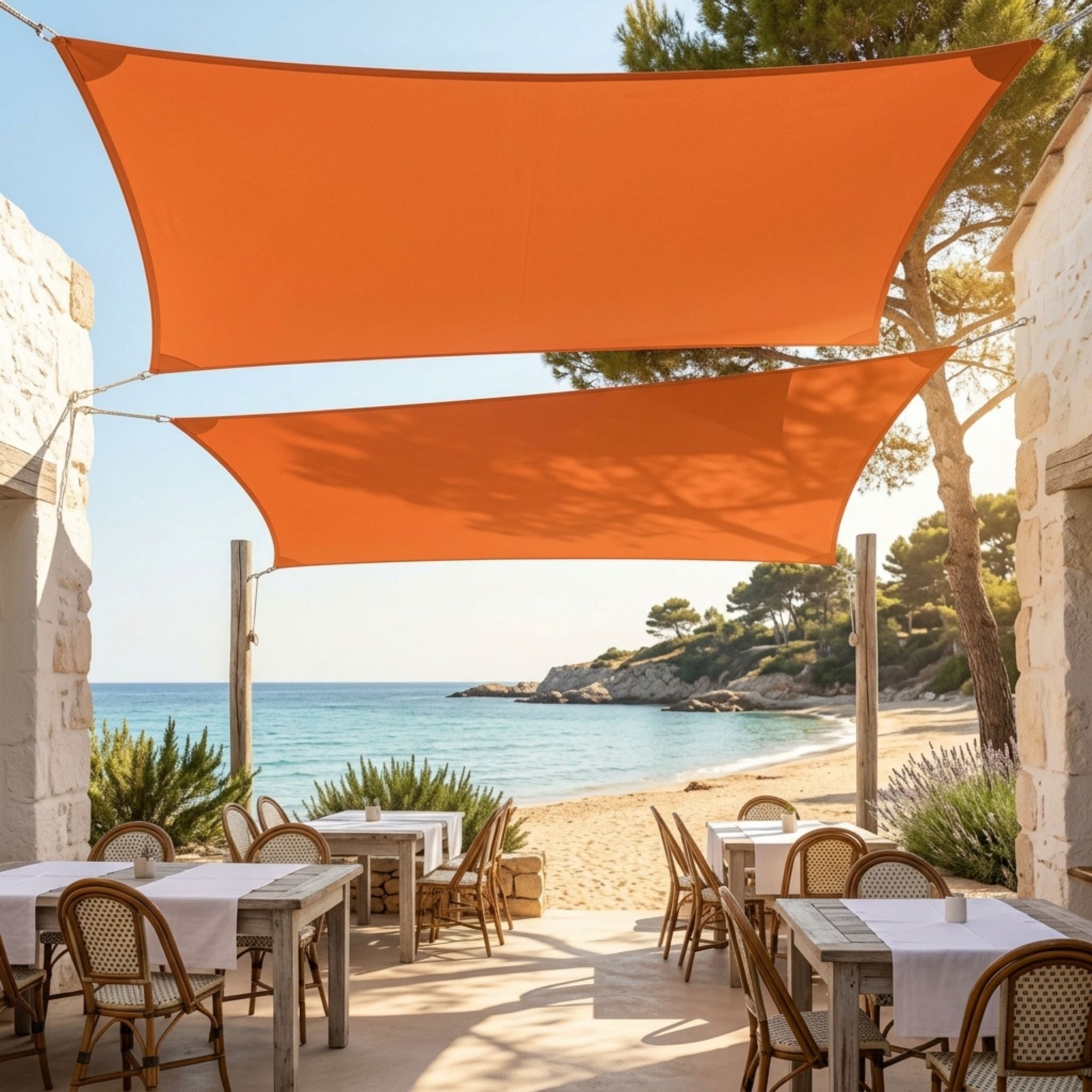 voile d'ombrage orange rectangulaire ombrela sur une terrasse de restaurant sur la plage