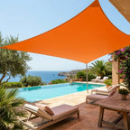 voile d'ombrage orange rectangulaire ombrela, sur une terrasse avec piscine et vue mer