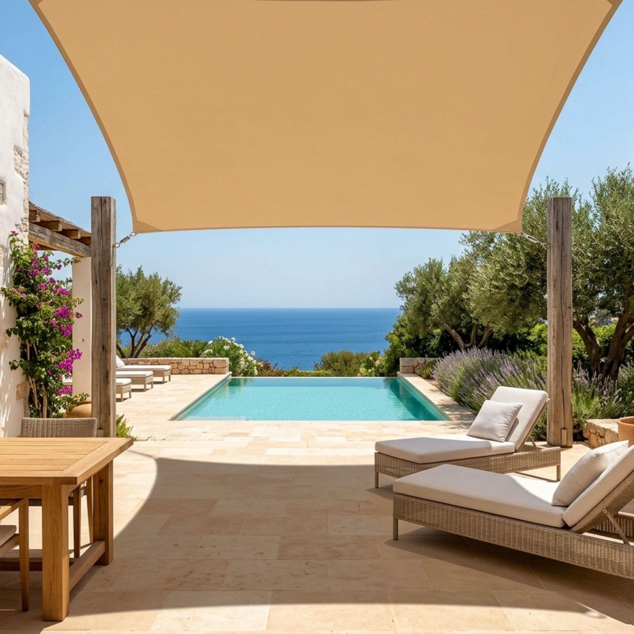 voile d'ombrage rectangulaire couleur sable de la marque ombrela sur une terrasse de piscine vue sur mer