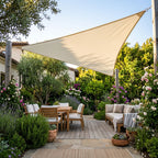 voile d'ombrage beige triangulaire de chez ombrela dans un jardin de maison