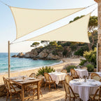 voile d'ombrage beige triangulaire de chez ombrela dans un restaurant vue sur la mer