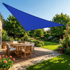 voile d'ombrage triangulaire bleu ombrela au dessus d'un jardin de maison