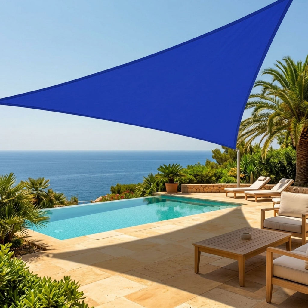 voile d'ombrage triangulaire bleu ombrela au dessus d'une terrasse avec piscine et vue mer