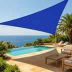 voile d'ombrage triangulaire bleu ombrela au dessus d'une terrasse avec piscine et vue mer
