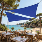 voile d'ombrage triangulaire bleu ombrela au dessus d'un restaurant vue sur la plage