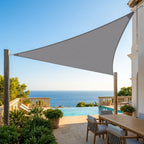 voile d'ombrage rectangulaire grise ombrela au dessus d'une terrasse avec piscine et vue sur mer