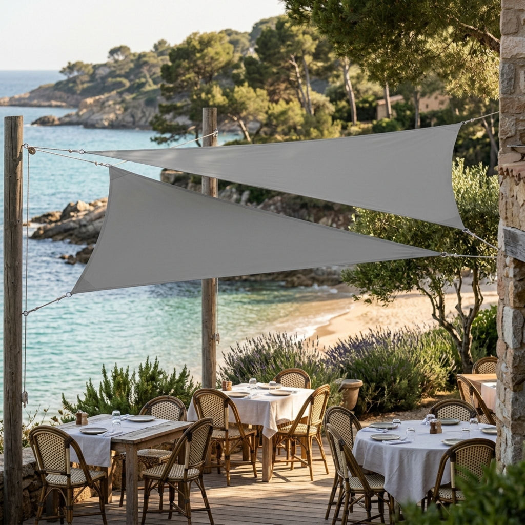 voile d'ombrage triangulaire grise ombrela au dessus d'une restaurant sur la plage