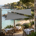 voile d'ombrage triangulaire grise ombrela au dessus d'une restaurant sur la plage