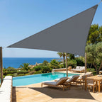voile d'ombrage triangulaire gris foncé ombrela au dessus d'une terrasse de piscine vue sur mer