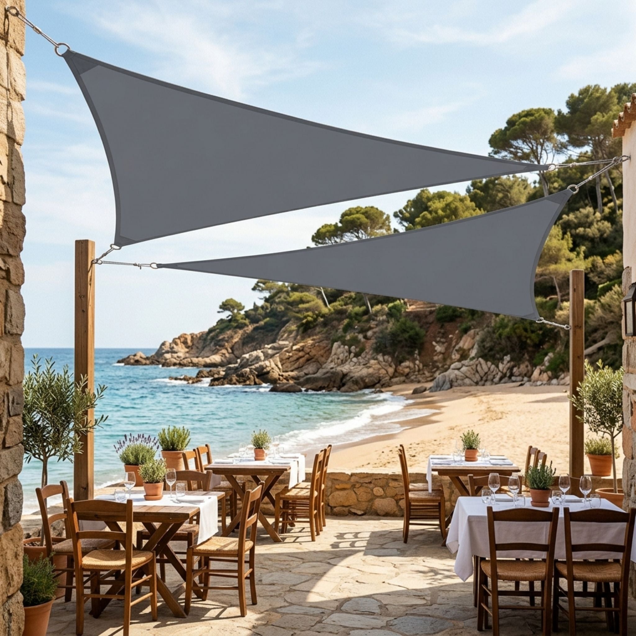 voile d'ombrage triangulaire gris foncé ombrela, au dessus d'une restaurant de plage