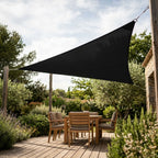 voile d'ombrage triangulaire noire ombrela au dessus d'un salon de jardin en bois