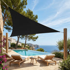 voile d'ombrage triangulaire noire ombrela au dessus d'une terrasse avec piscine et vue sur l'océan