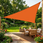 voile d'ombrage triangulaire orange de ombrela au dessus d'un jardin de maison