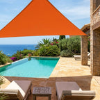 voile d'ombrage triangulaire orange de ombrela au dessus d'une terrasse avec piscine et vue sur mer