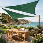 voile d'ombrage triangulaire verte ombrela au dessus d'un jardin de maison vue sur la mer