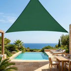 voile d'ombrage triangulaire verte ombrela  au dessus d'une terrasse de piscine vue mer