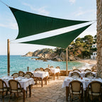 voile d'ombrage triangulaire verte ombrela au dessus d'une terrasse de restaurant