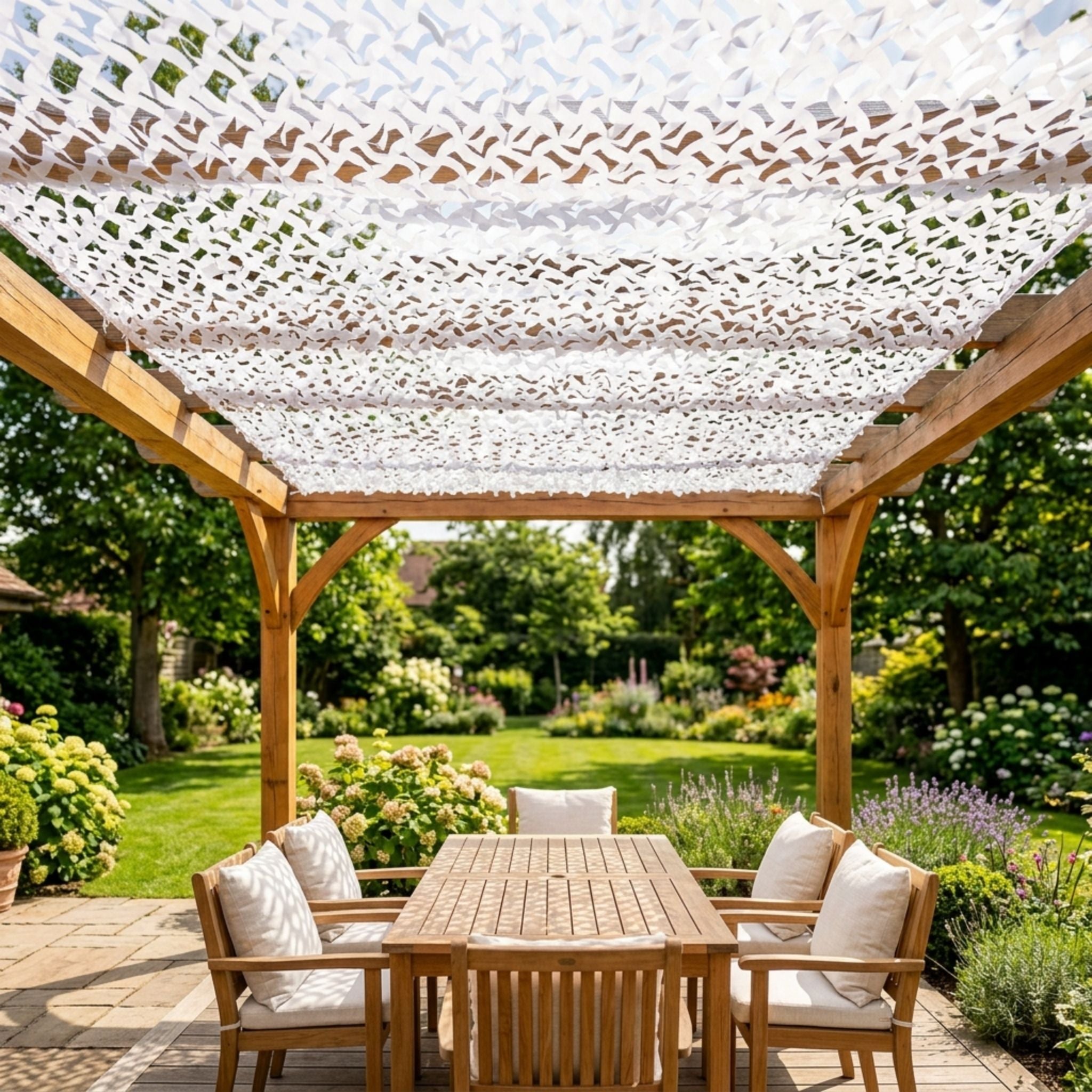 filet de camouflage blanc de la marque ombrela dans un jardin avec une pergola