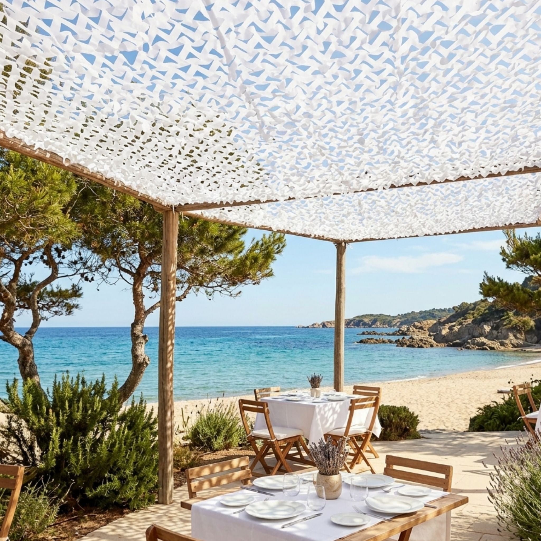 filet de camouflage blanc de la marque ombrela au dessus d'une terrasse en bord de mer