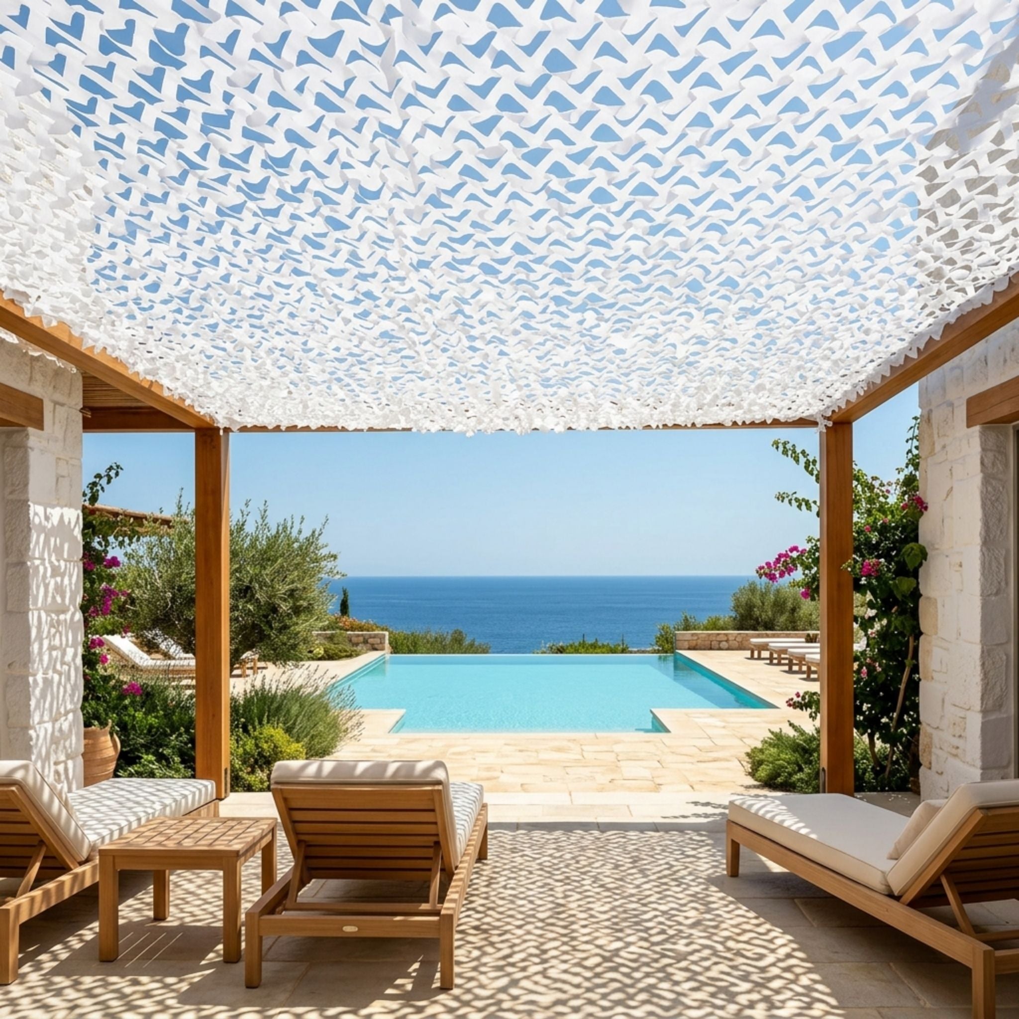 filet de camouflage blanc de la marque ombrela au dessus d'une terrasse avec piscine et vue mer