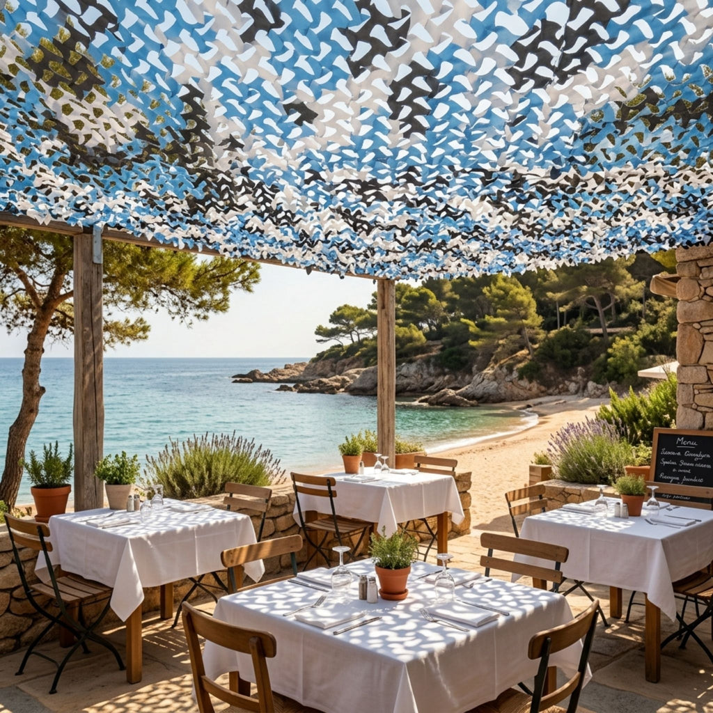 filet de camouflage camouflage bleu mer de la marque ombrela au dessus d'un restaurant au bord de la plage