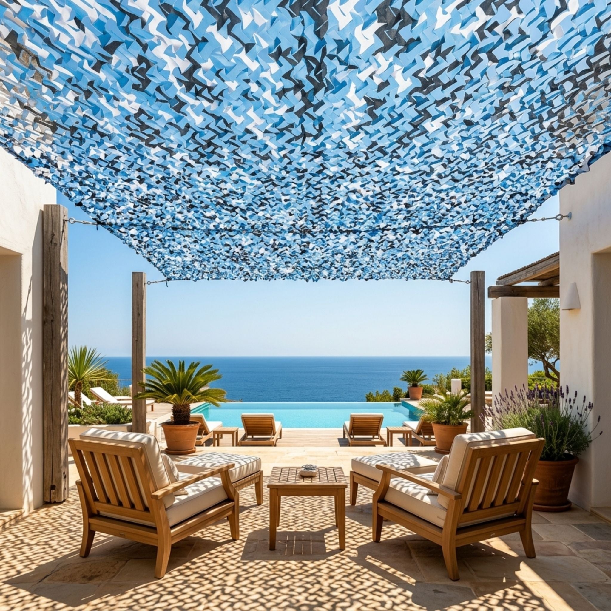 filet de camouflage camouflage bleu mer de la marque ombrela au dessus d'une terrasse qui a vue sur la mer et la piscine 