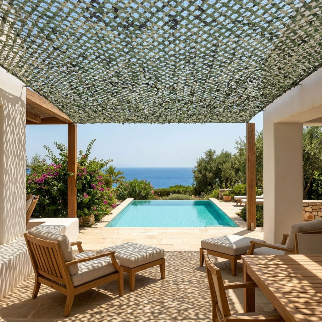 filet de camouflage jungle pixel de Ombrela sur une terrasse avec piscine vue mer