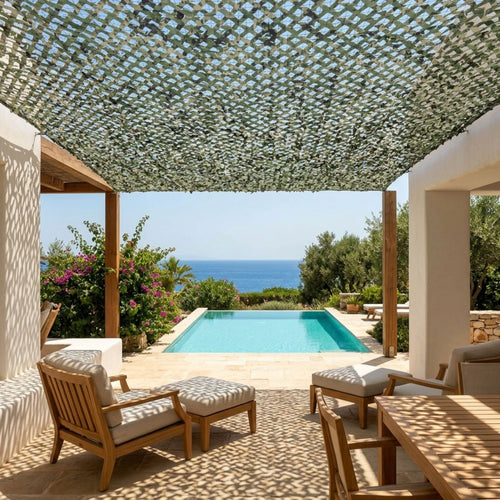 filet de camouflage jungle pixel de Ombrela sur une terrasse avec piscine vue mer