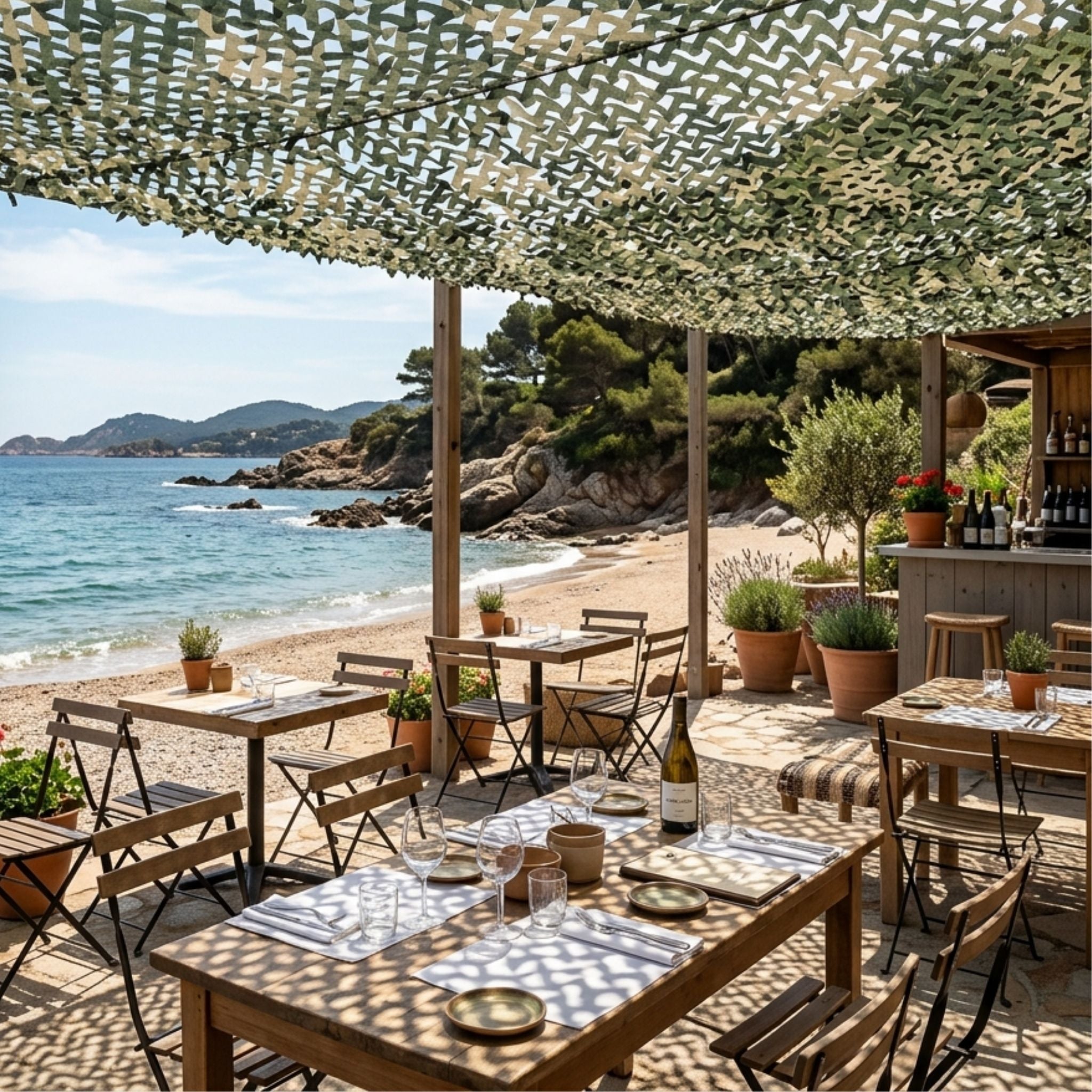 filet de camouflage jungle pixel de Ombrela sur la plage au dessus de tables de restaurant