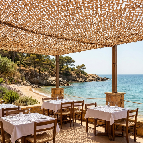 filet de camouflage marron désert de Ombrela au bord de la plage au dessus d'un restaurant