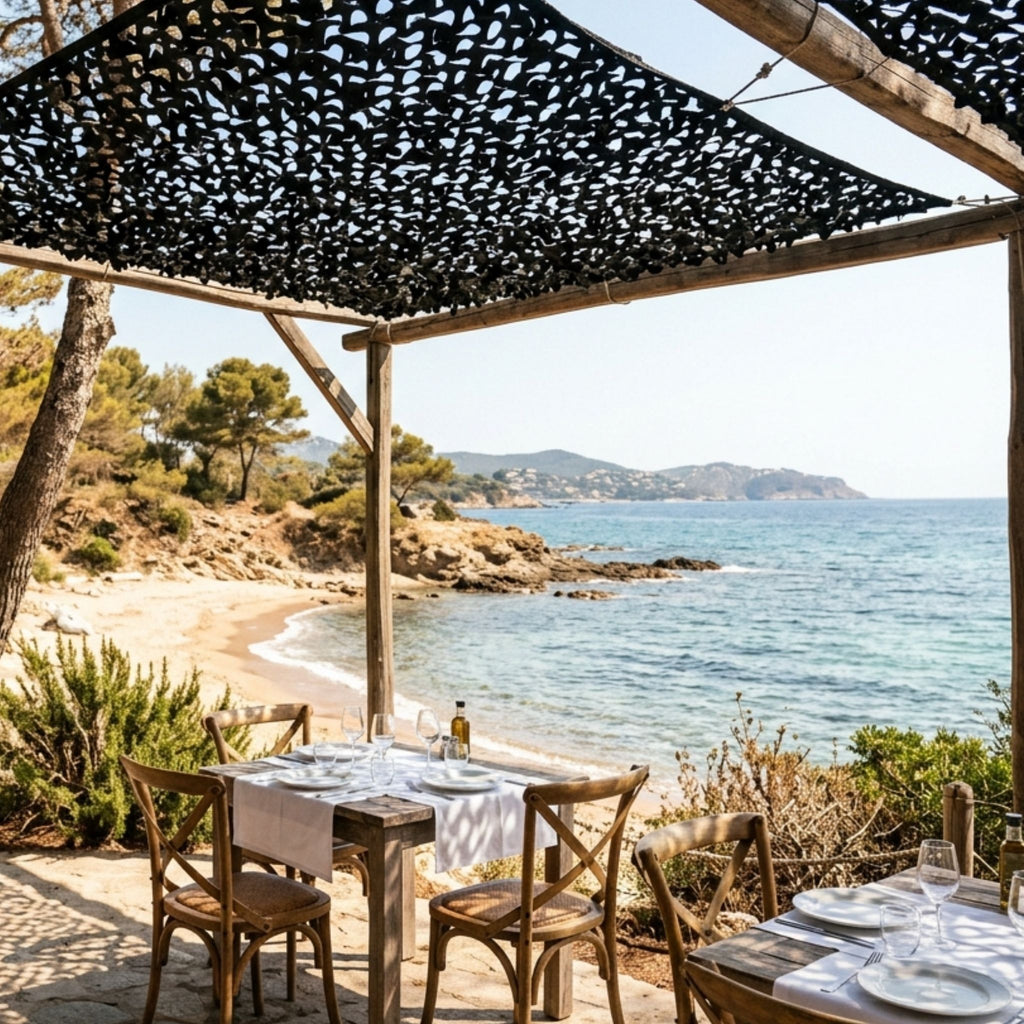 filet de camouflage noir pur de Ombrela au dessus de table à manger en bord de mer