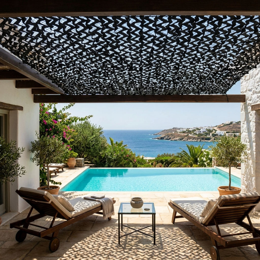 filet de camouflage noir pur de Ombrela au dessus d'une terrasse vue sur la piscine et la mer