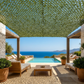 filet de camouflage vert olive ombrela sur une terrasse avec piscine et vue mer
