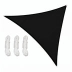 la voile d'ombrage triangulaire noire Ombrela sur fond blanc